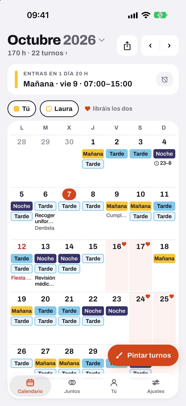 El mes de octubre en Turnos: cada día con sus turnos de mañana, tarde y noche, las notas del día y un corazón en los días que libráis los dos.